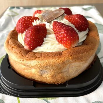 💓ピンク色が可愛い🍓いちごのメレンゲチーズケーキ🧀15cm(送料込み)全国(沖縄、離島除く)冷蔵便可能。