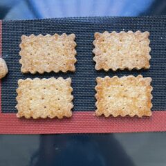 米粉のハニーバタークッキーの生地はトロトロの蜂蜜で作っています。