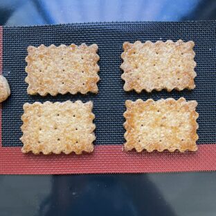 米粉のハニーバタークッキーの生地はトロトロの蜂蜜で作っています。