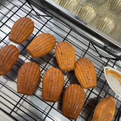 マドレーヌの生地に固形物を入れると型についてしまいます！その対策は？