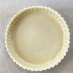 米粉ハニータルトを型に敷き込む時の破れない工夫。