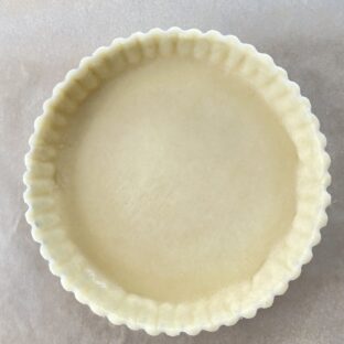 米粉ハニータルトを型に敷き込む時の破れない工夫。