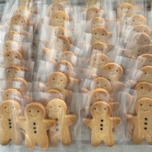 身近にある道具を使ってクッキーの顔を描いてみる